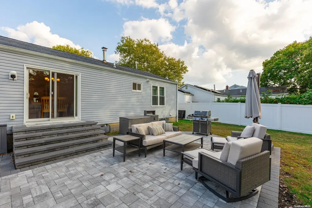 8 Sequoia Way Holbrook NY 11741