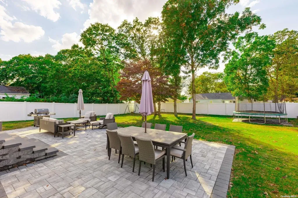 8 Sequoia Way Holbrook NY 11741