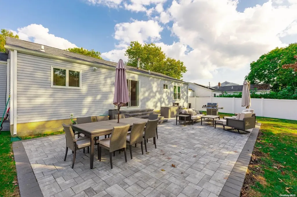 8 Sequoia Way Holbrook NY 11741