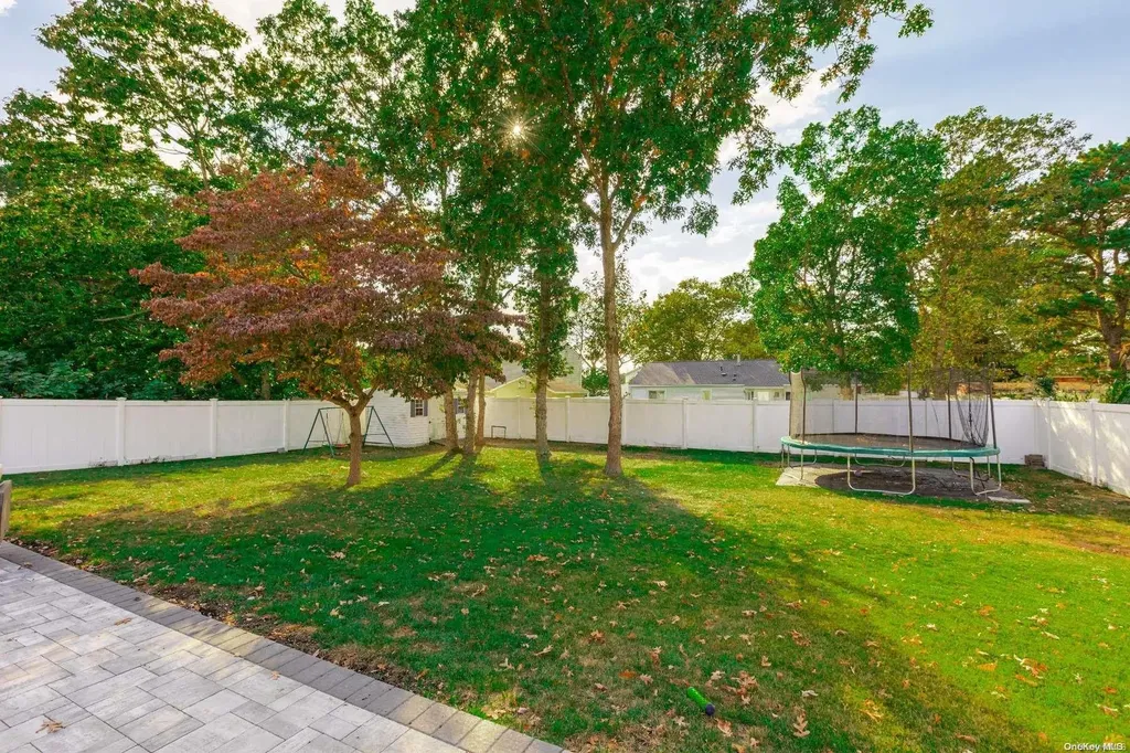 8 Sequoia Way Holbrook NY 11741