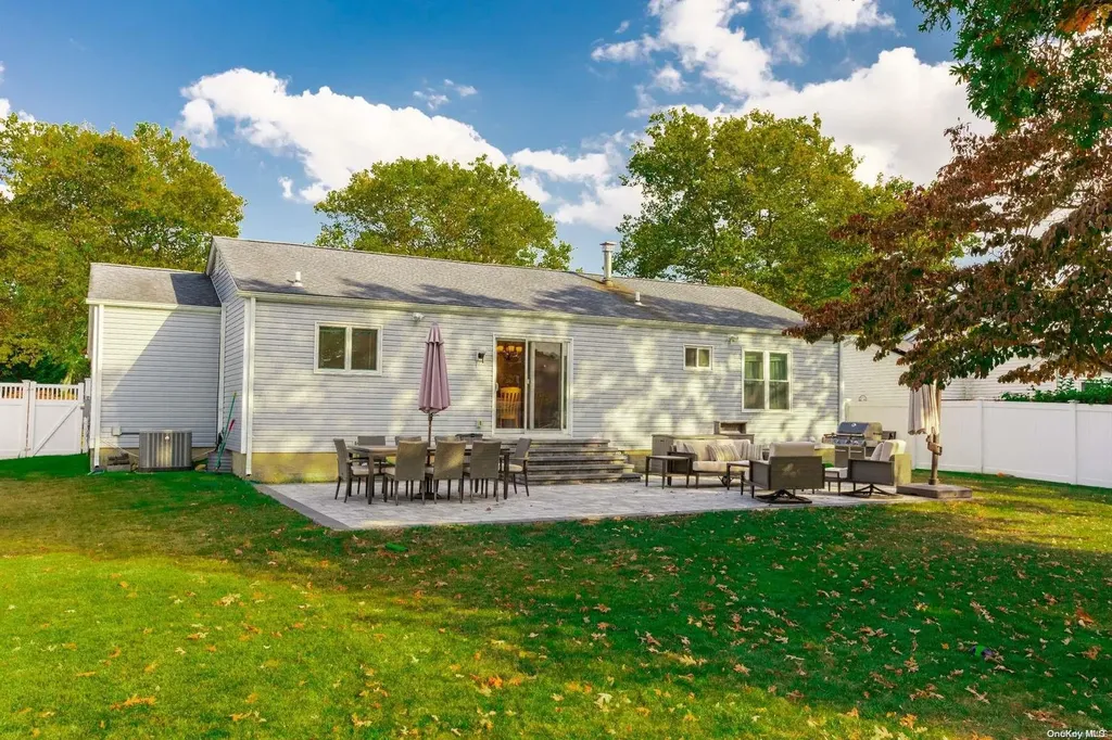 8 Sequoia Way Holbrook NY 11741