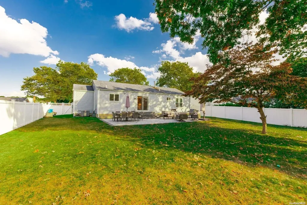 8 Sequoia Way Holbrook NY 11741