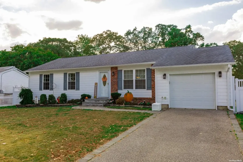 8 Sequoia Way Holbrook NY 11741