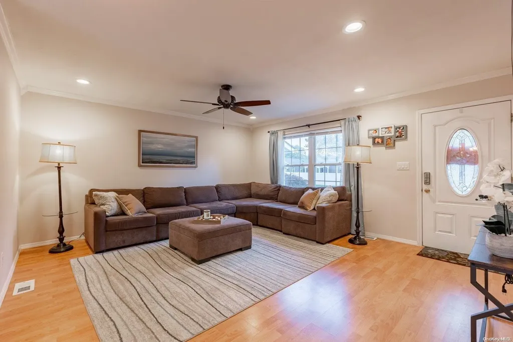 8 Sequoia Way Holbrook NY 11741
