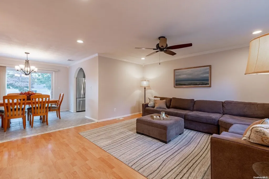 8 Sequoia Way Holbrook NY 11741