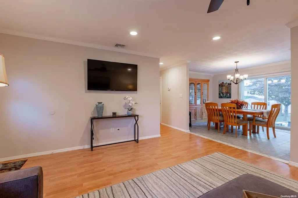 8 Sequoia Way Holbrook NY 11741