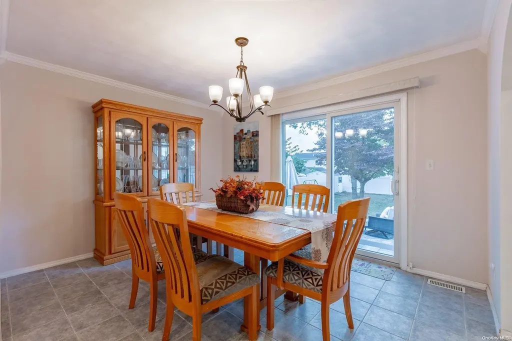 8 Sequoia Way Holbrook NY 11741