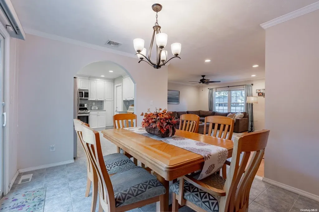 8 Sequoia Way Holbrook NY 11741