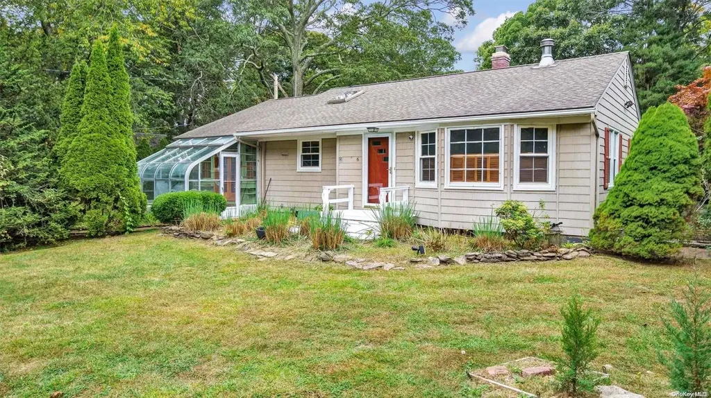 6 Nassau Road Hampton Bays NY 11946