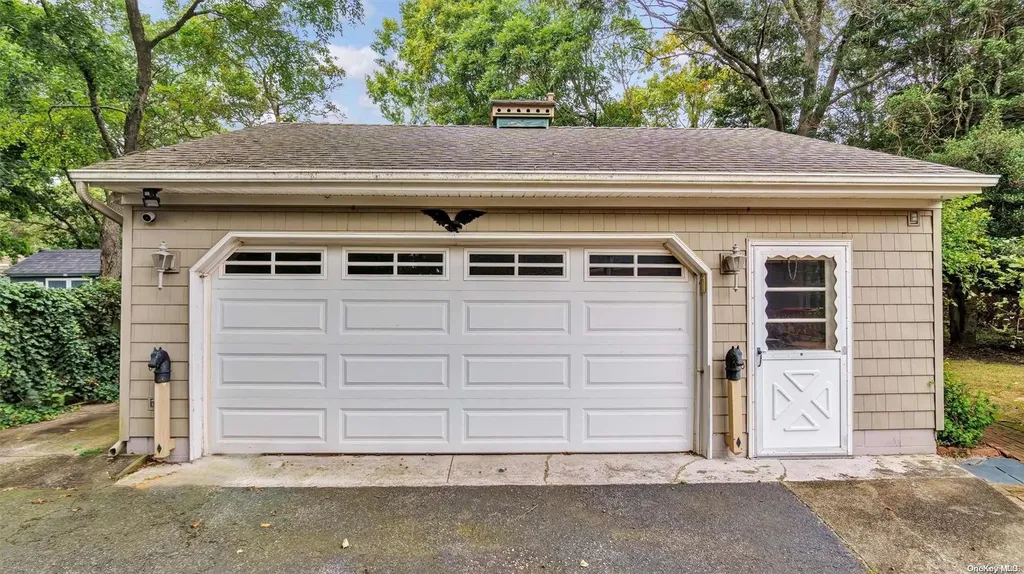 6 Nassau Road Hampton Bays NY 11946