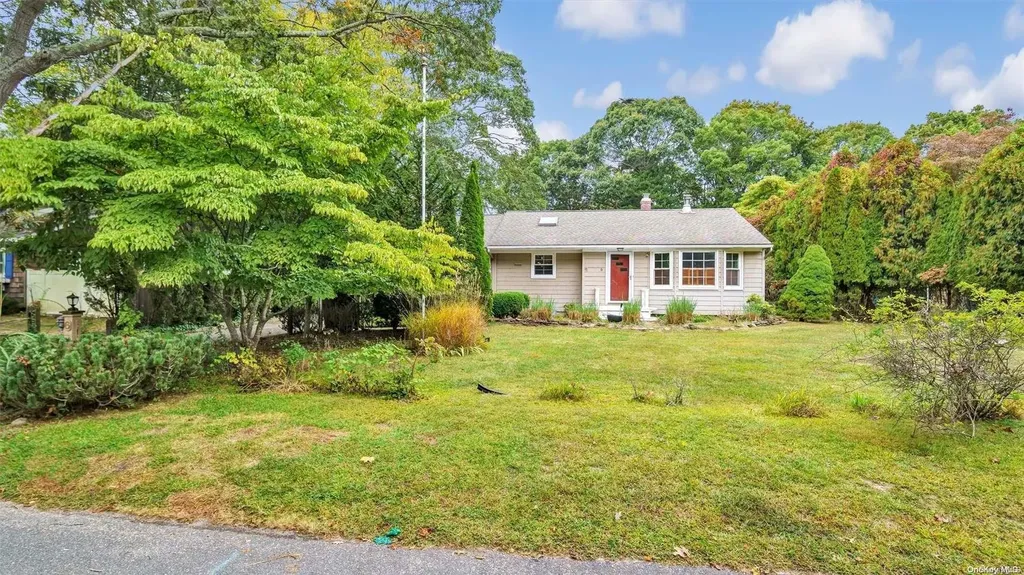 6 Nassau Road Hampton Bays NY 11946