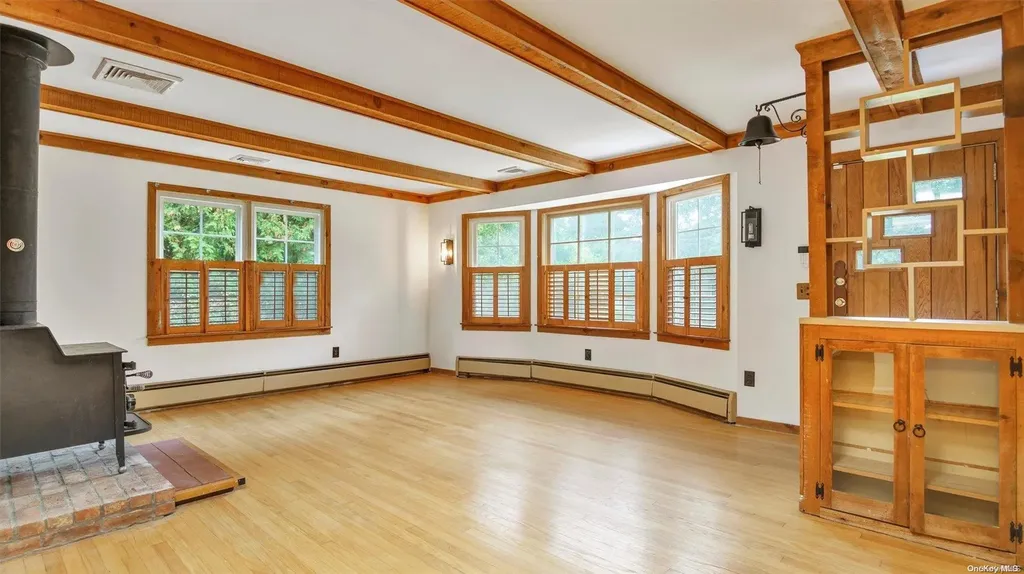 6 Nassau Road Hampton Bays NY 11946