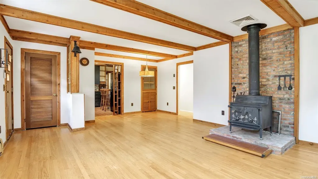 6 Nassau Road Hampton Bays NY 11946