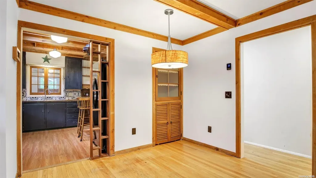 6 Nassau Road Hampton Bays NY 11946