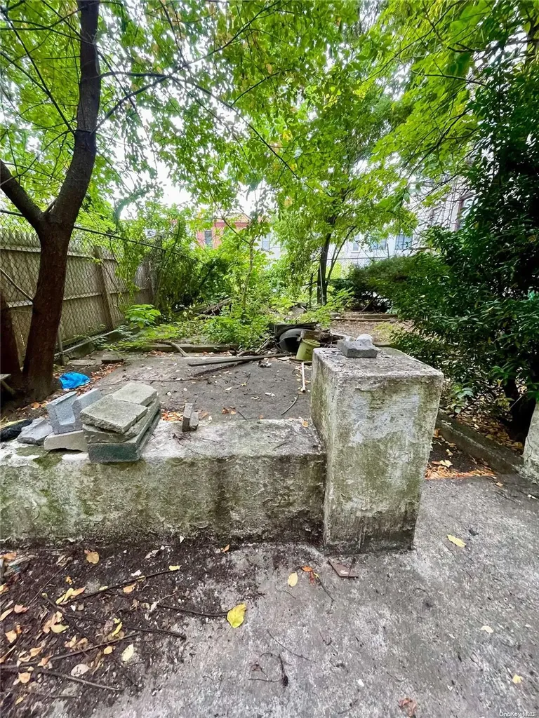 689 Lincoln Brooklyn NY 11216