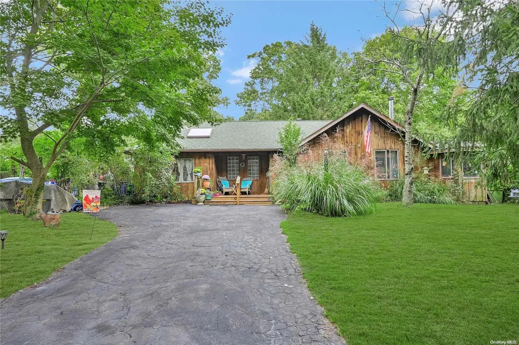 9 Moon Road Rocky Point NY 11778