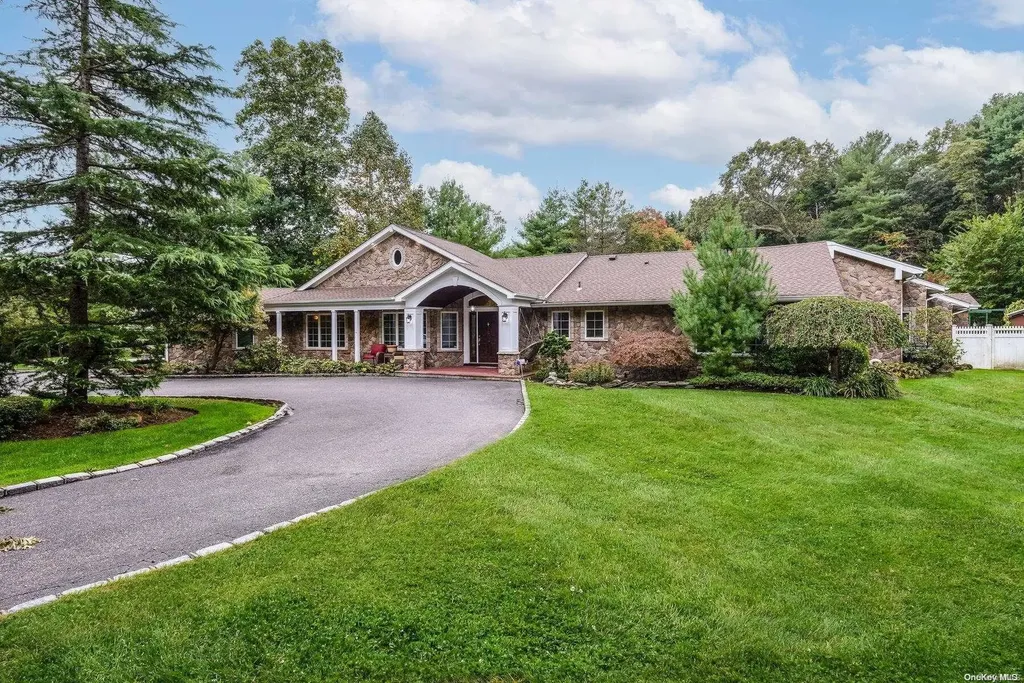 21 Spinning Wheel Lane Dix Hills NY 11746