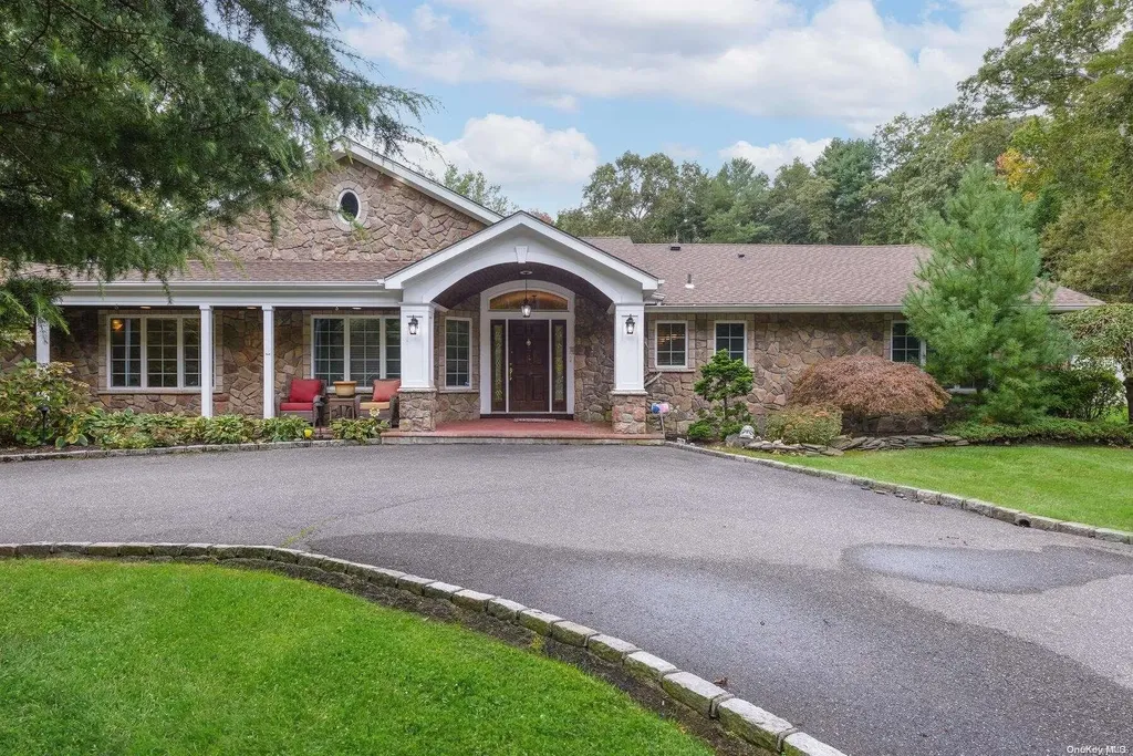 21 Spinning Wheel Lane Dix Hills NY 11746