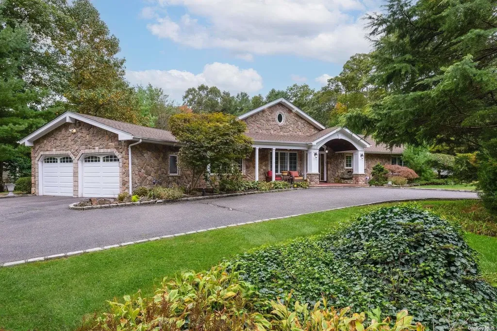 21 Spinning Wheel Lane Dix Hills NY 11746