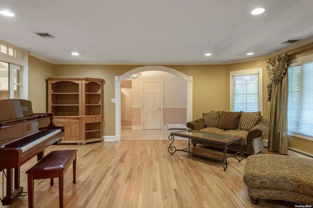 21 Spinning Wheel Lane Dix Hills NY 11746