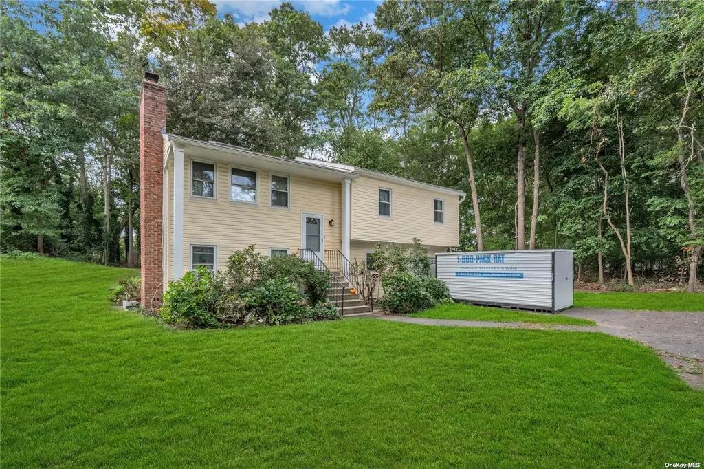 8 Robin Court Coram NY 11727