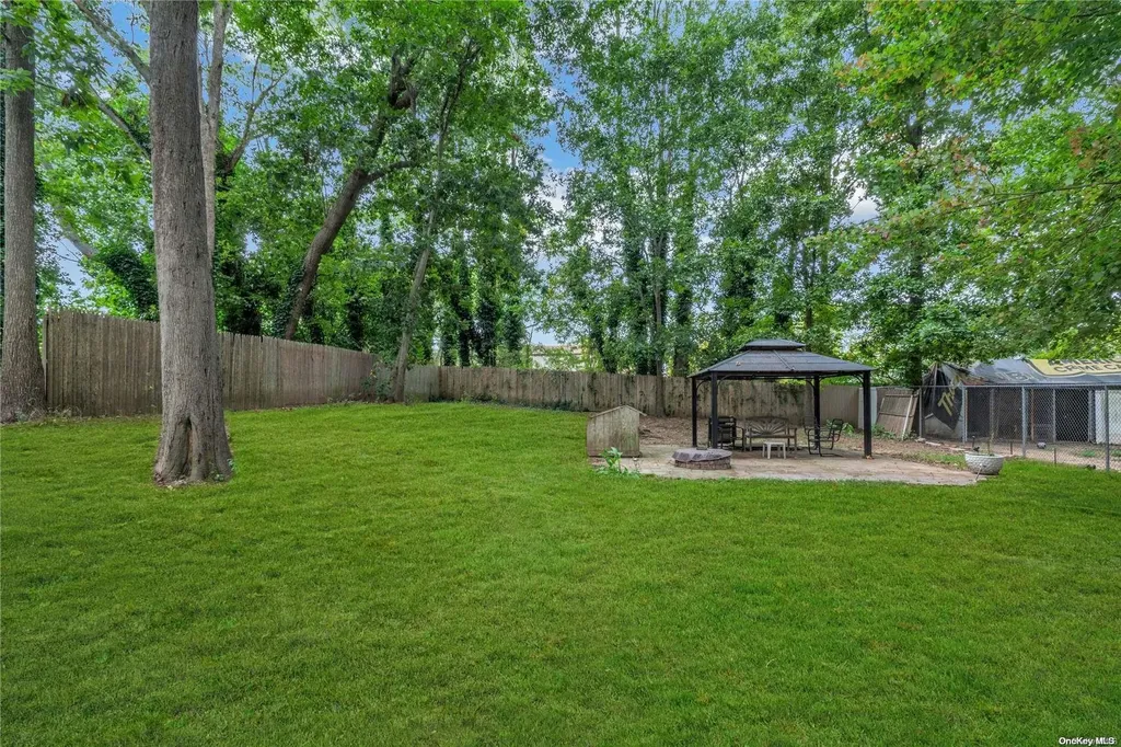 8 Robin Court Coram NY 11727