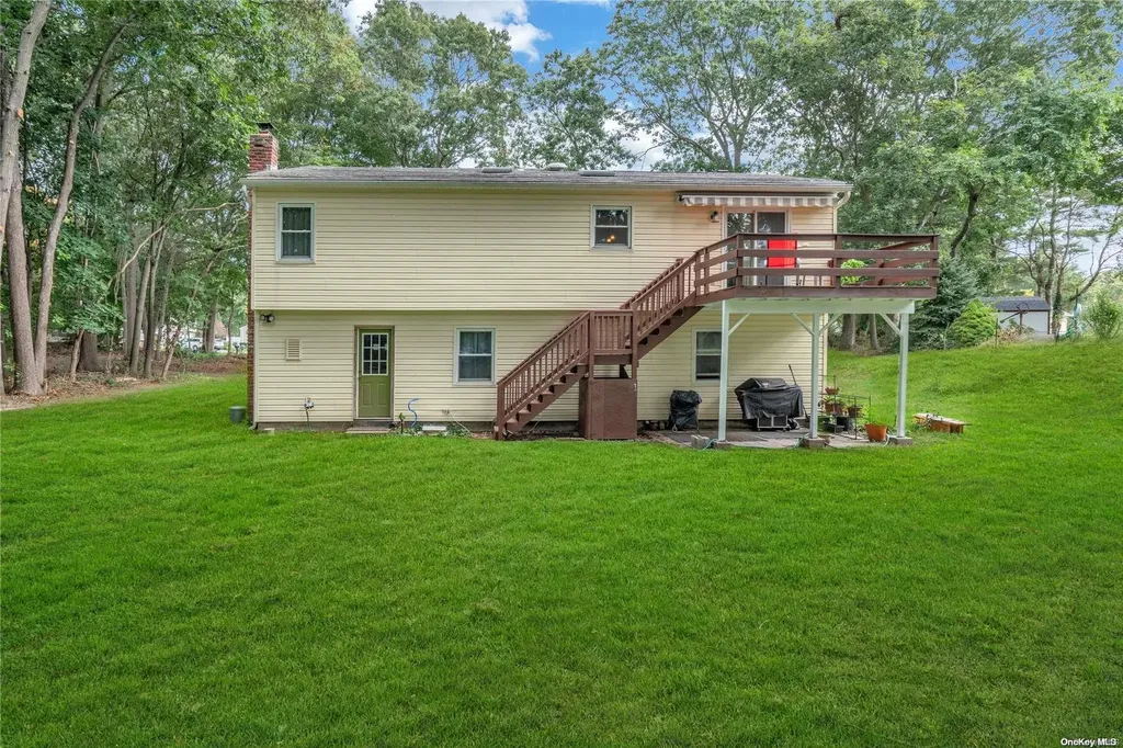 8 Robin Court Coram NY 11727