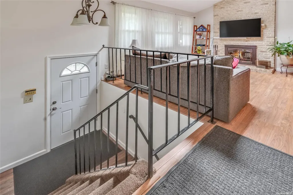 8 Robin Court Coram NY 11727