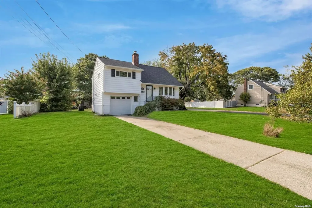 586 Pat Drive West Islip NY 11795
