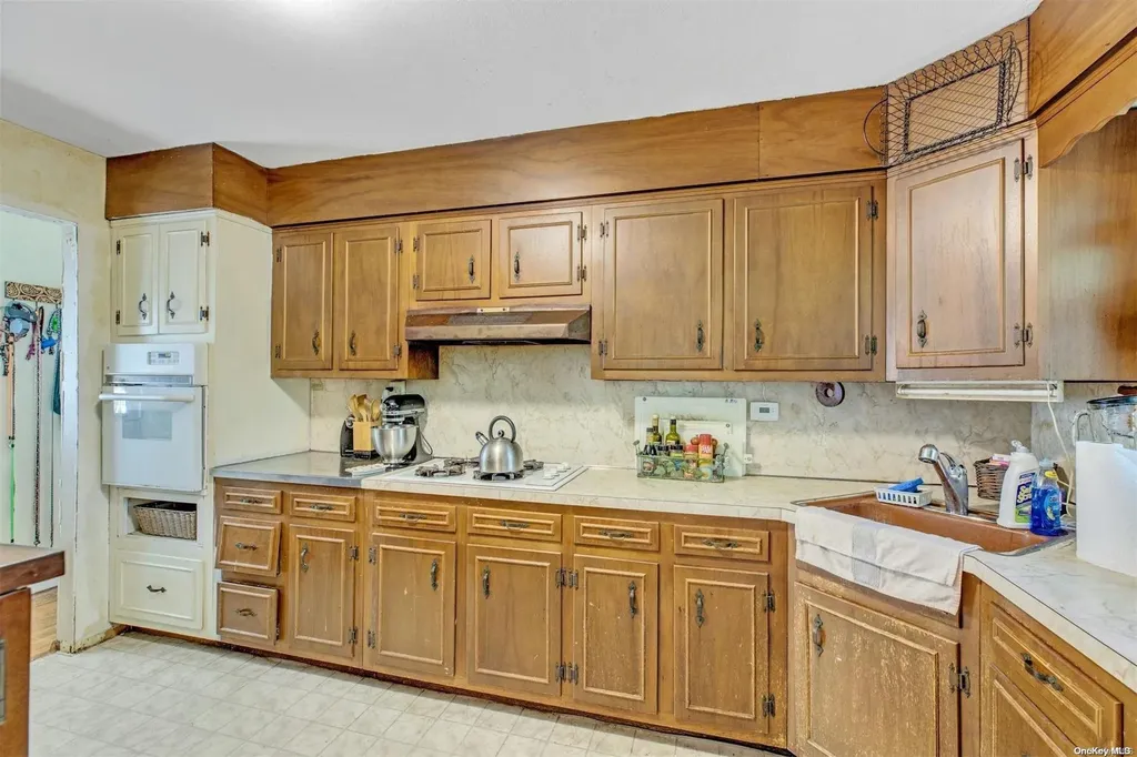 586 Pat Drive West Islip NY 11795