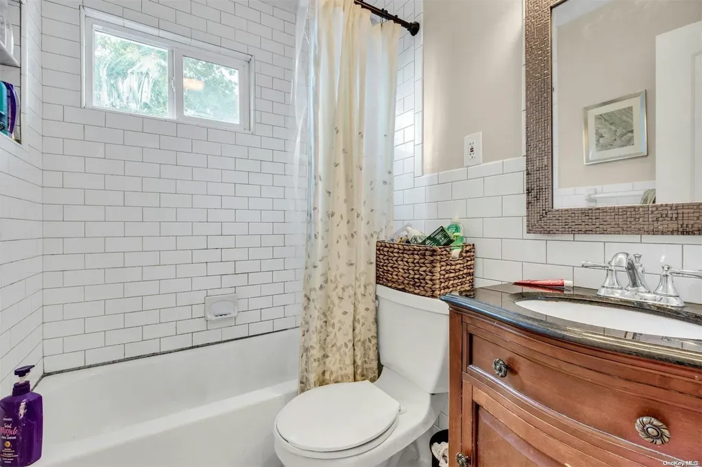 586 Pat Drive West Islip NY 11795