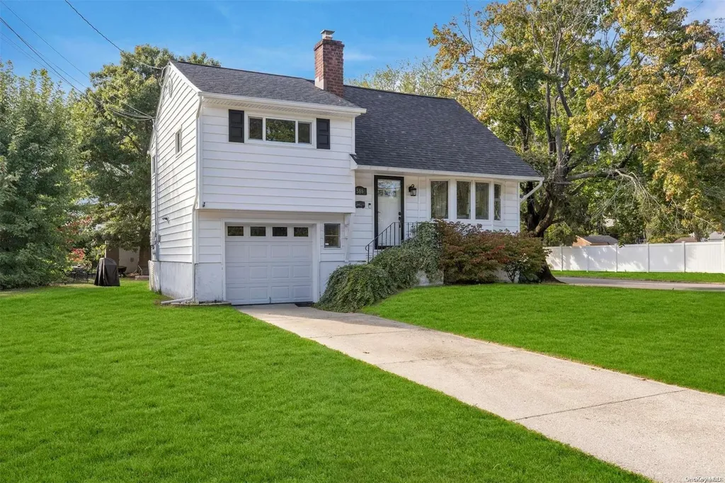586 Pat Drive West Islip NY 11795