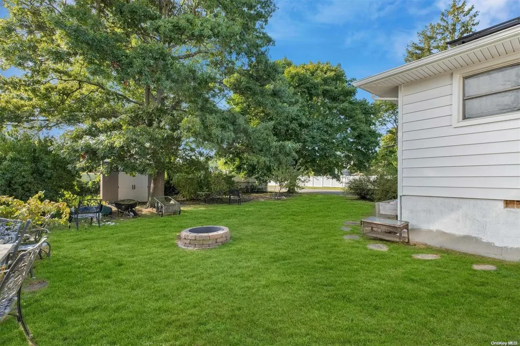 586 Pat Drive West Islip NY 11795