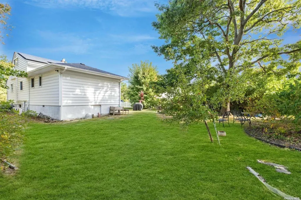 586 Pat Drive West Islip NY 11795