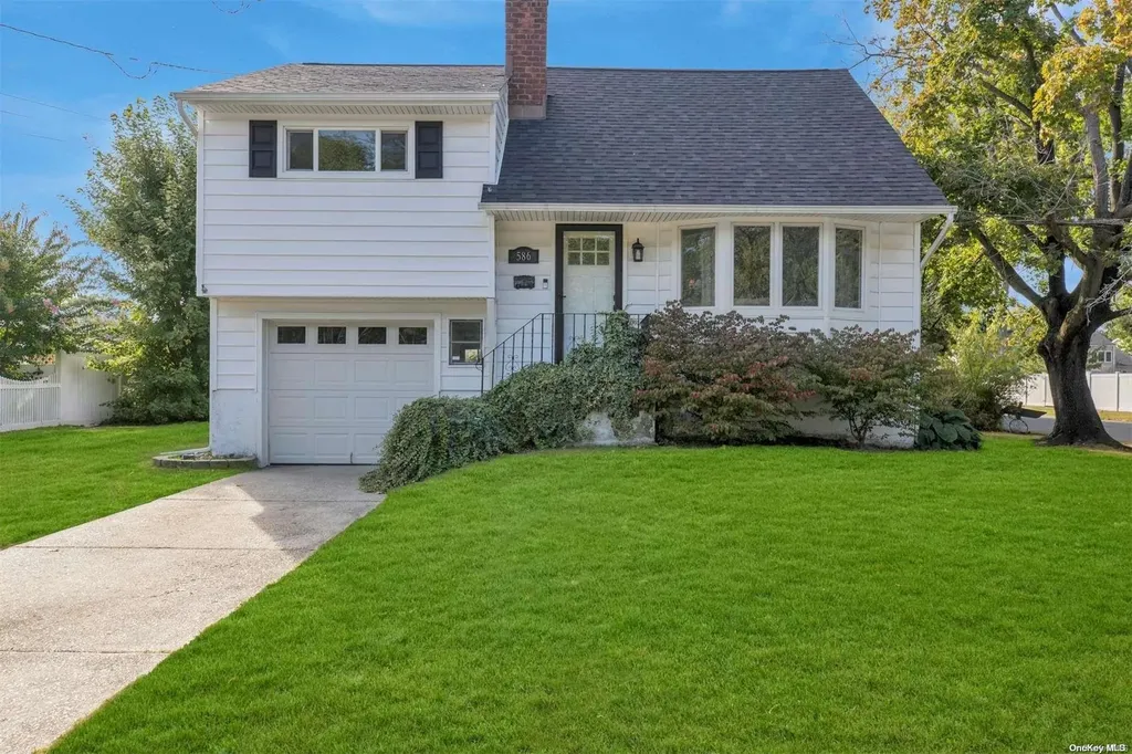586 Pat Drive West Islip NY 11795