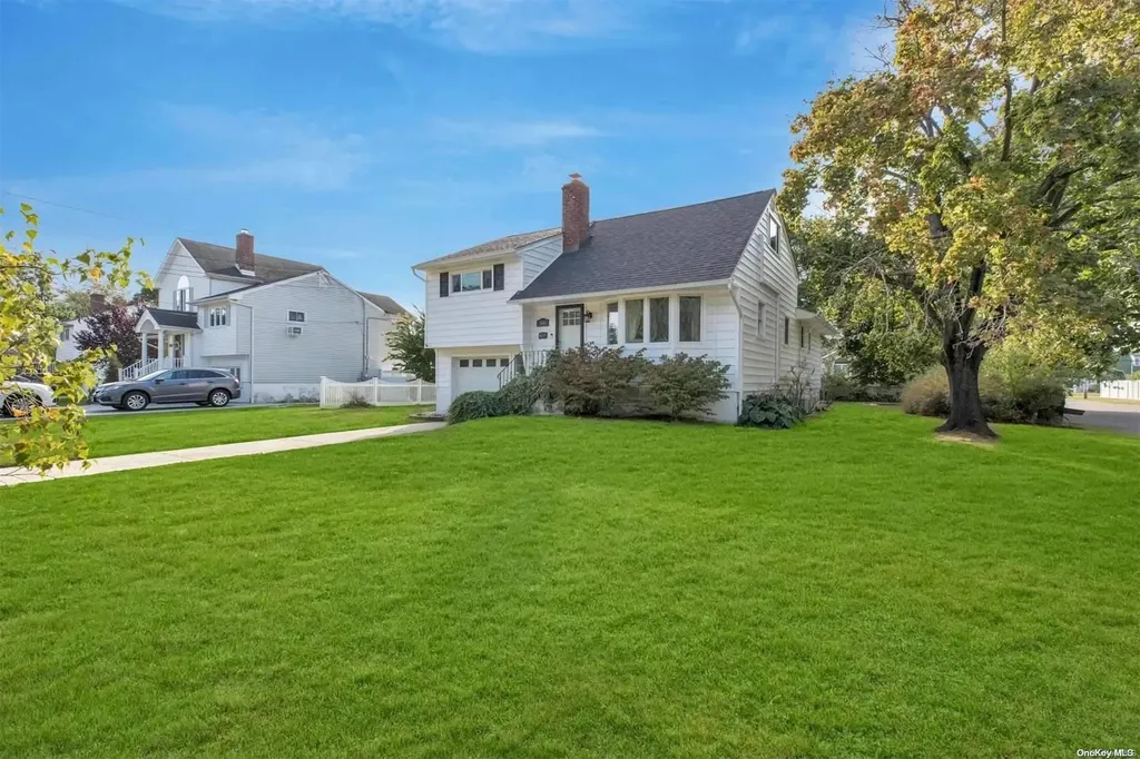 586 Pat Drive West Islip NY 11795