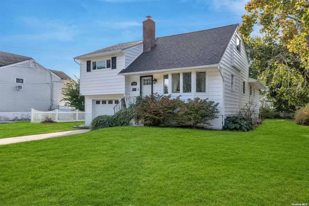 586 Pat Drive West Islip NY 11795
