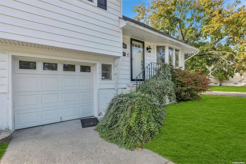 586 Pat Drive West Islip NY 11795