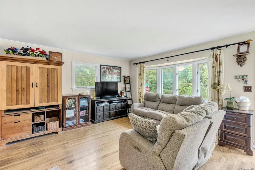 586 Pat Drive West Islip NY 11795