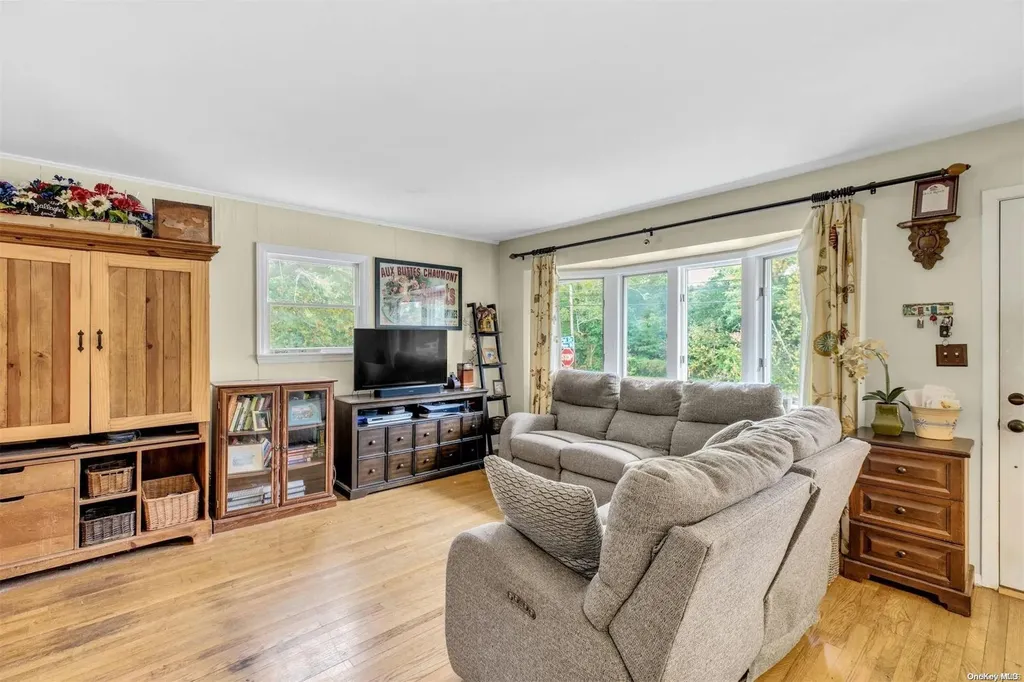 586 Pat Drive West Islip NY 11795