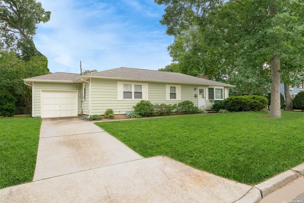 4 Commonwealth Avenue Massapequa NY 11758