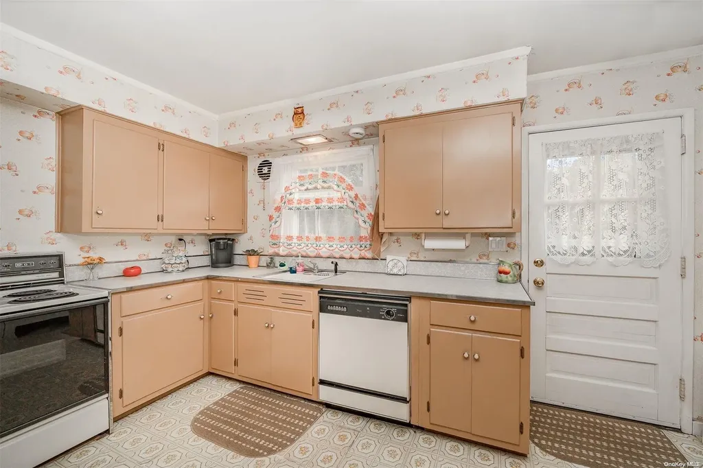 4 Commonwealth Avenue Massapequa NY 11758