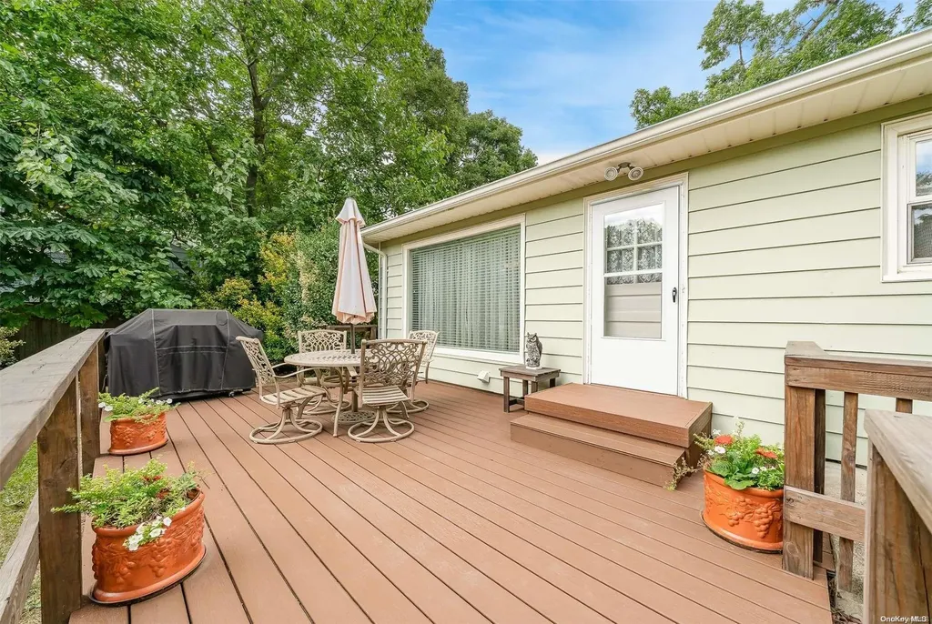 4 Commonwealth Avenue Massapequa NY 11758