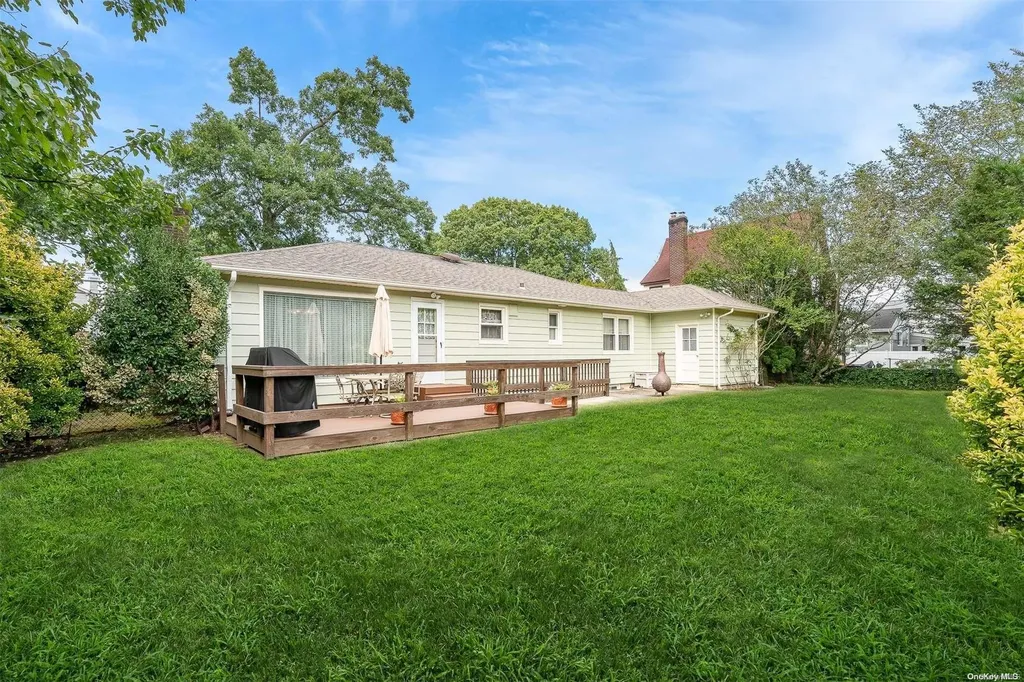 4 Commonwealth Avenue Massapequa NY 11758