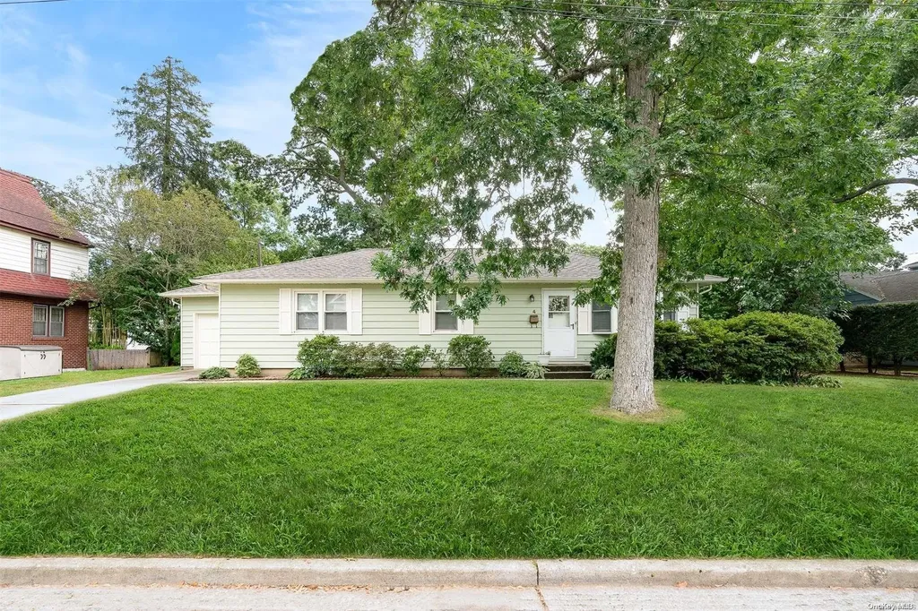 4 Commonwealth Avenue Massapequa NY 11758