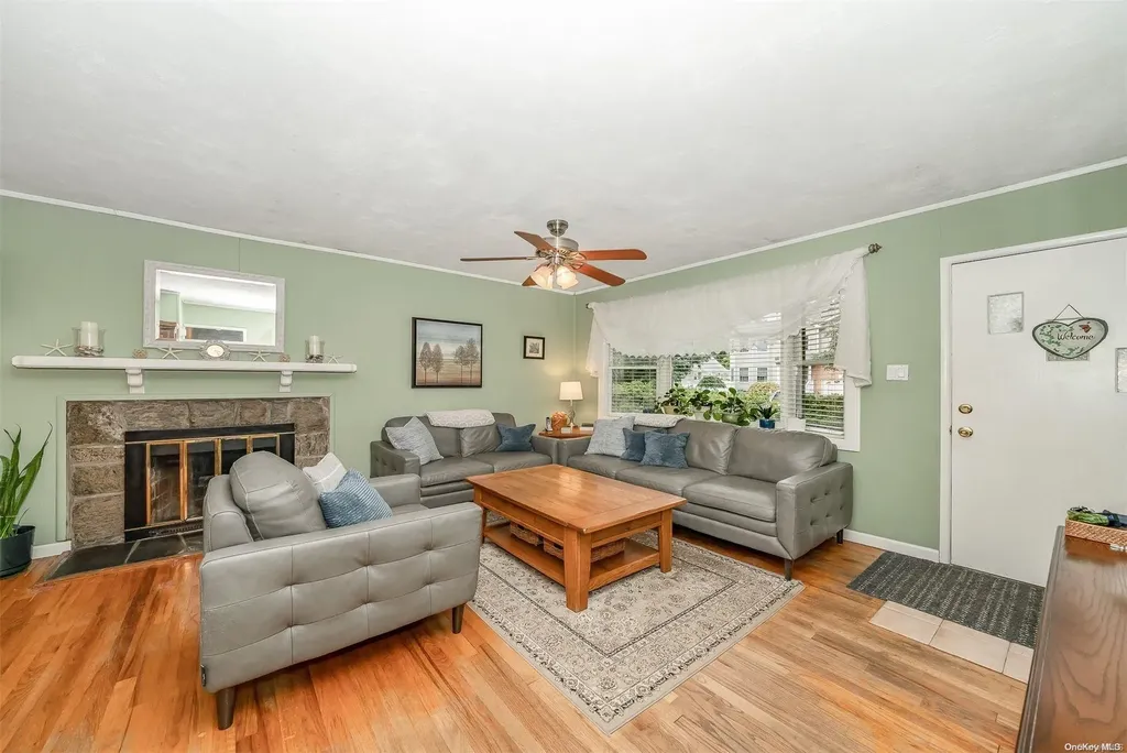 4 Commonwealth Avenue Massapequa NY 11758