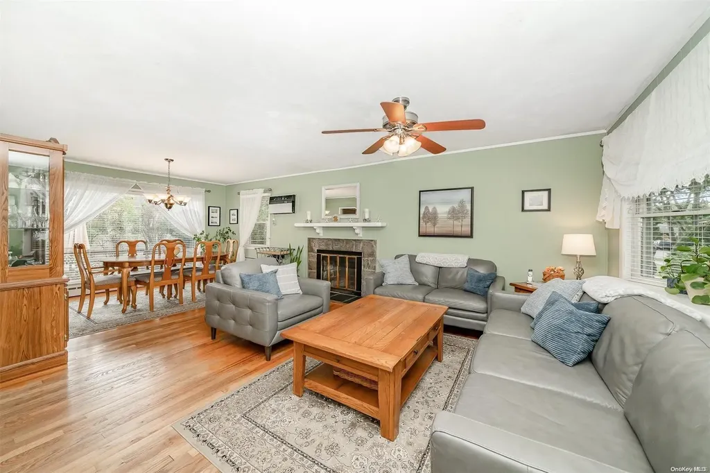 4 Commonwealth Avenue Massapequa NY 11758