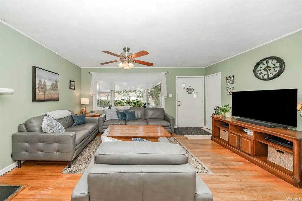 4 Commonwealth Avenue Massapequa NY 11758