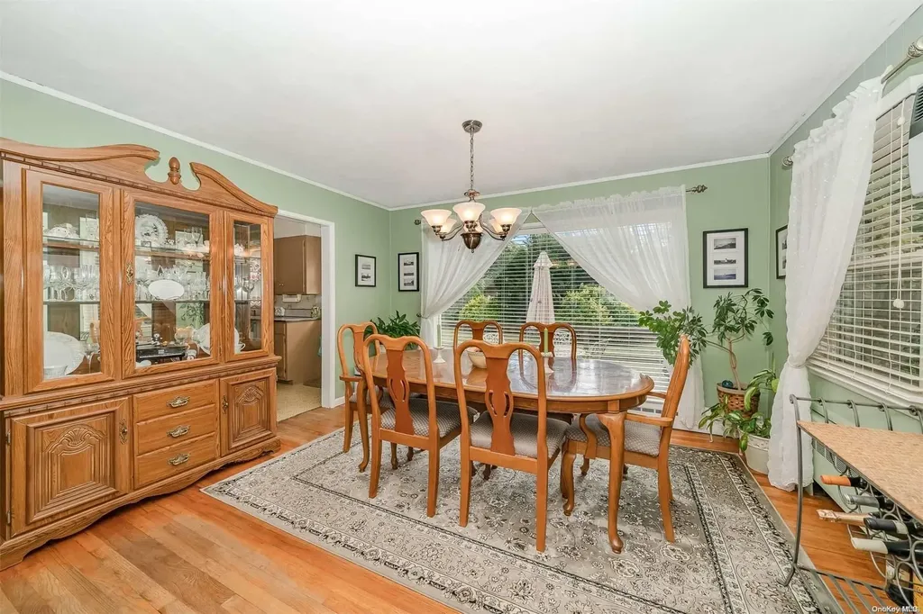 4 Commonwealth Avenue Massapequa NY 11758