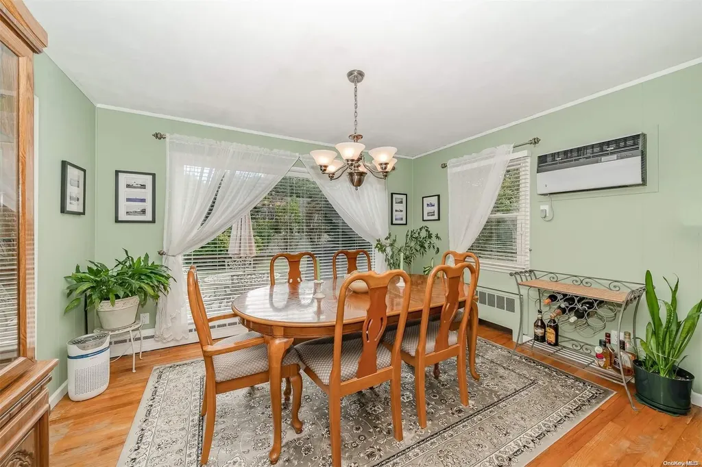 4 Commonwealth Avenue Massapequa NY 11758